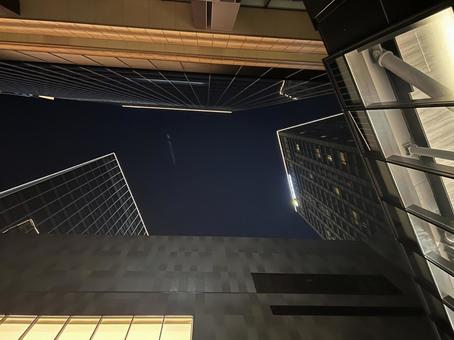 ビル群を見上げる ビル群を見上げる ビル,夜景,梅田の写真素材