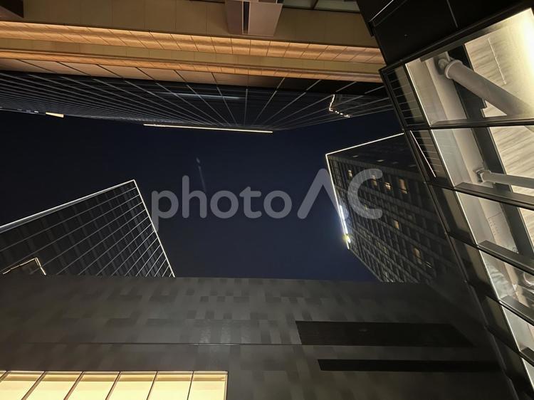 ビル群を見上げる ビル,夜景,梅田の写真素材