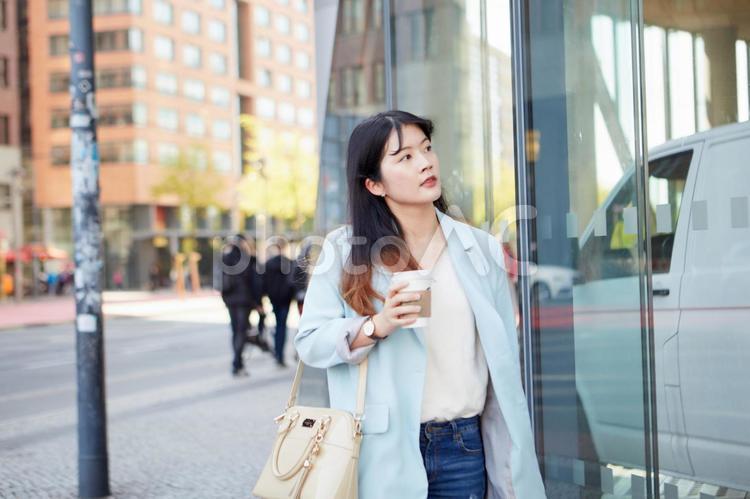 テイクアウトのコーヒーを飲む日本人女性17 女性,日本人,アジア人の写真素材