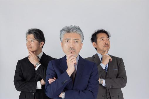 考えるハイクラスミドルビジネスパーソン 考えるハイクラスミドルビジネスパーソン エグゼクティブ,ビジネスマン,悩むの写真素材