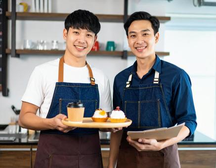 笑顔で迎えるカフェ店員 笑顔で迎えるカフェ店員の写真