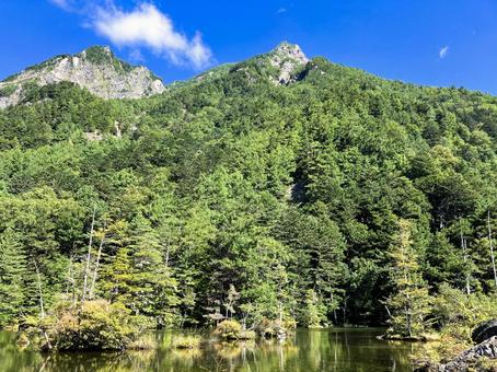 明神池から明神岳を見上げる 明神池から明神岳を見上げる 上高地,夏,明神池の写真素材