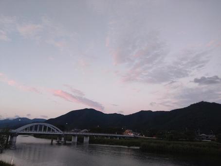 夕暮れの川と空 夕暮れの川と空の写真