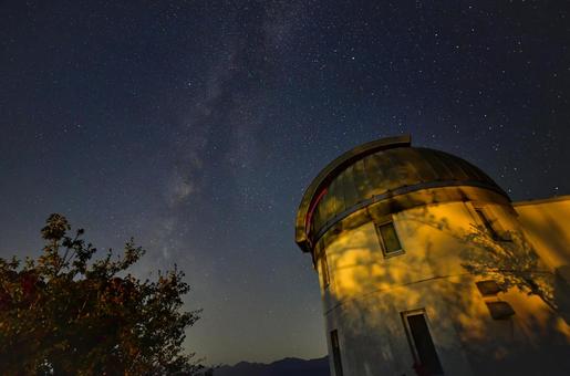 天文台と満天の星空 天文台と満天の星空 天文台,星空,天の川の写真素材