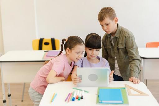 タブレットを見る生徒たち 男の子,女の子,子どもの写真素材