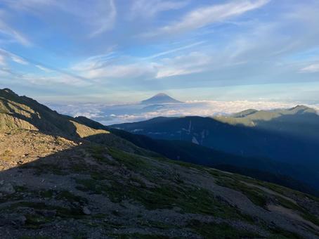 荒川中岳山頂より 夕方の富士山2 荒川中岳山頂より 夕方の富士山2の写真