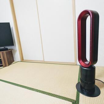 和室のリビングに置いているタワーファン リビングファン,赤色,羽根なし扇風機の写真素材