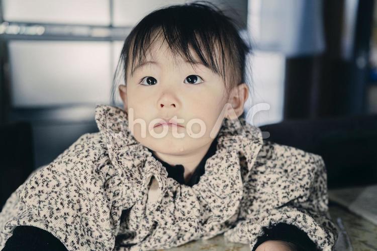 びっくりする赤ちゃん（フィルム加工） 赤ちゃん,女の子,女児の写真素材