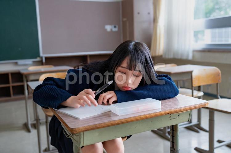 教室で勉強をやる気のない受験生 女性,女子高,高校生の写真素材