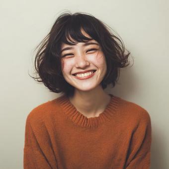微笑む女性の上半身ショット 微笑む女性の上半身ショットの写真