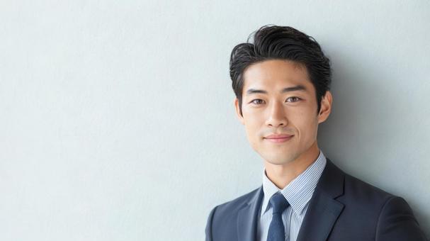 カメラ目線の若いビジネスマンの写真