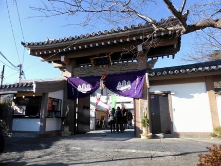 年明けの大船観音寺・山門 年明けの大船観音寺・山門の写真