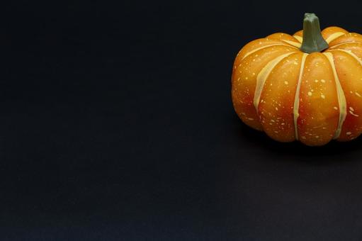 黒背景にかぼちゃの置物 カボチャ,ハロウィン,秋の写真素材