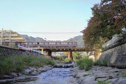 川と阪急電車 川,秋晴れ,街並みの写真素材