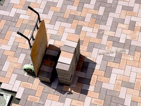 エクステリアの整備中 02 煉瓦,レンガ,ヘリンボーンの写真素材