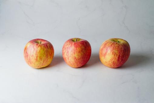 3個のリンゴ リンゴ,フルーツ,りんごの写真素材