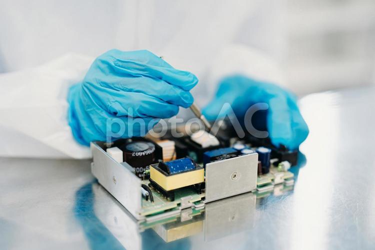 クリーンルームで精密機器を扱う女性 工場,製造業,精密機器の写真素材