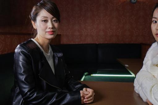 女子会をするギャル 女子会をするギャル 女の人,深夜,飲み会の写真素材