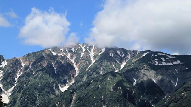 夏の牛首、唐松岳と雪渓を望む 夏の牛首、唐松岳と雪渓を望む 北アルプス,夏山,白馬連峰の写真素材