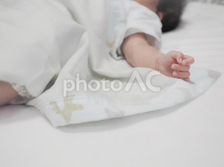 昼寝中の赤ちゃん 指先,ハンドパーツ,肌の写真素材