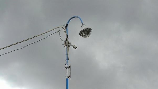 曇り空に佇む街灯 曇り空に佇む街灯 街灯,電柱,電線の写真素材