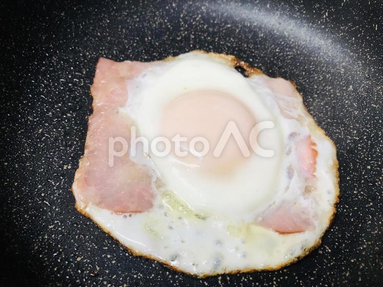 フライパンの中のベーコンエッグ 目玉焼き,ベーコンエッグ,ベーコンの写真素材