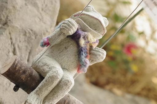 明日を見るカエル 大谷石,カエル,エモいの写真素材