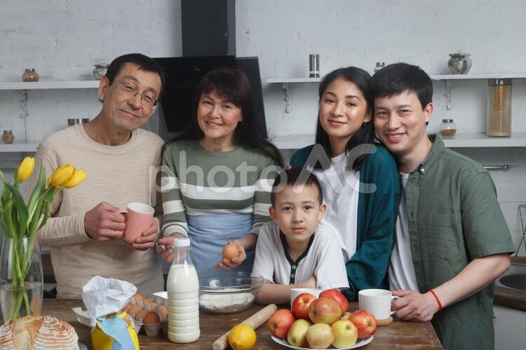 料理する三世代のアジア人ファミリー3 アジア人,家族,料理の写真素材