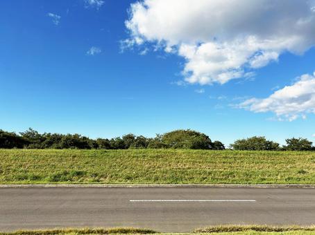 青空と堤防付近の道路 青空と堤防付近の道路 空,道路,青空の写真素材