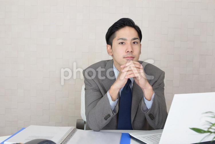デスクワークを一休みする男性社員 男性,ビジネス,ビジネスマンの写真素材