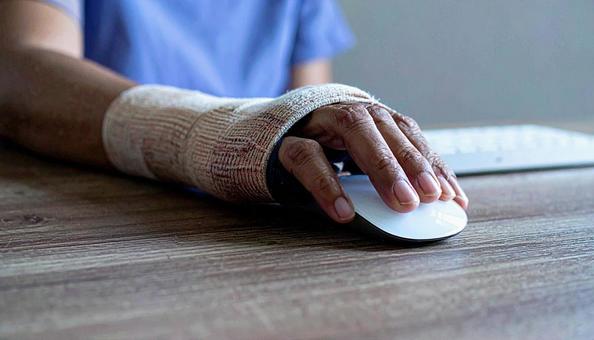 腱鞘炎サポーターをしてマウスをつかむ手 腱鞘炎サポーターをしてマウスをつかむ手の写真