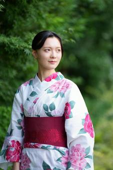 浴衣姿の女性が公園に立つ 女性,浴衣,見つめるの写真素材