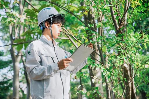 作業着の男性が環境の仕事をする 作業着の男性が環境の仕事をする 作業員,作業服,作業着の写真素材