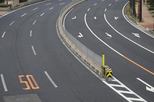 カーブするアスファルトの道路の写真