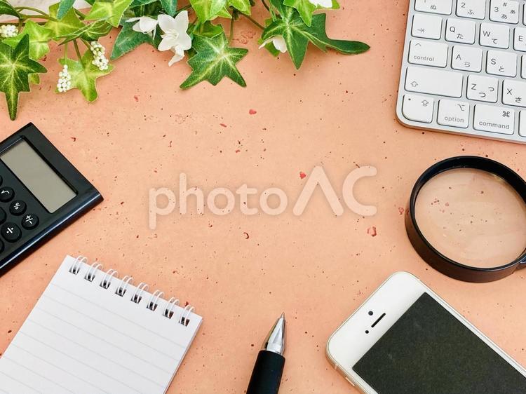 文房具やスマホ、PC（オレンジ背景） 仕事,ビジネス,フレームの写真素材