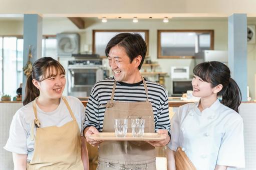 水・お冷を持つカフェスタッフの男女 水・お冷を持つカフェスタッフの男女 カフェ,レストラン,飲食店の写真素材