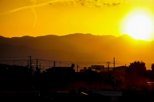 山に沈む太陽 太陽,山,山のシルエットの写真素材