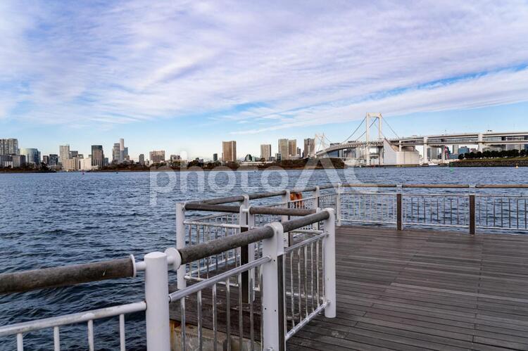 お台場海岸からの景色 お台場,桟橋,レインボーブリッジの写真素材