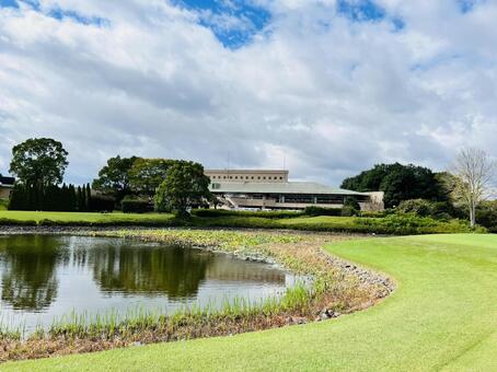 池とクラブハウスの風景 ゴルフ場,ゴルフコース,クラブハウスの写真素材