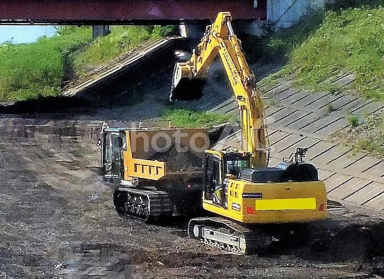 ショベルカーからダンプカーへ積み込む風景 ショベルカー,ダンプカー,山積みの写真素材