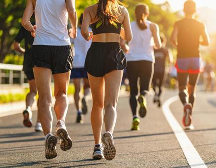 静かに走るランナーたちの後ろ姿 静かに走るランナーたちの後ろ姿の写真