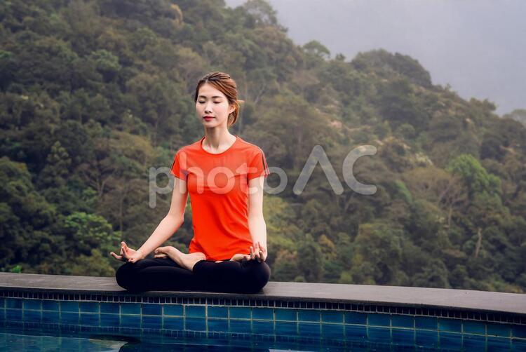 自然の中のプールのヘリでヨガをする女性15 ヨガ,女性,台湾人の写真素材