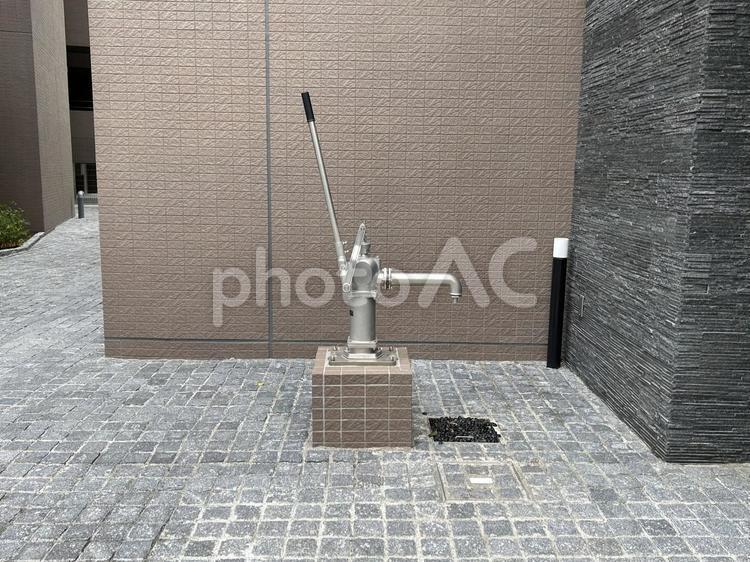 街中にある井戸 井戸,都内,街中の写真素材