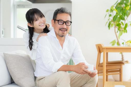 リビングでくつろぐミドルの夫婦 リビングでくつろぐミドルの夫婦 夫婦,家族,ミドルの写真素材