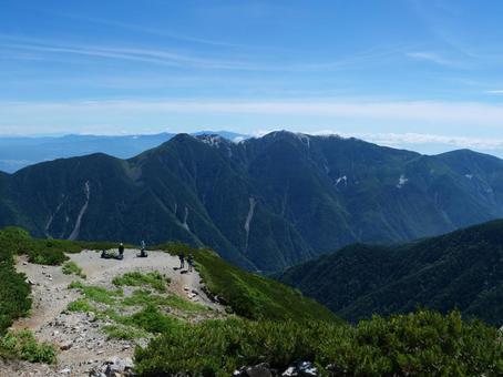 北岳 草すべりから望む鳳凰三山 北岳 草すべりから望む鳳凰三山の写真
