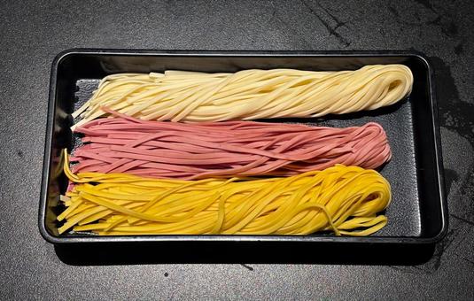 三色の生麺が並ぶカラフルな食品素材写真 三色の生麺が並ぶカラフルな食品素材写真の写真