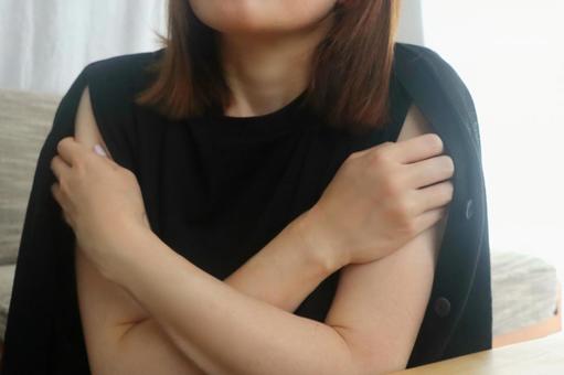寒がる女性 寒がる女性 寒い,冷房,女性の写真素材