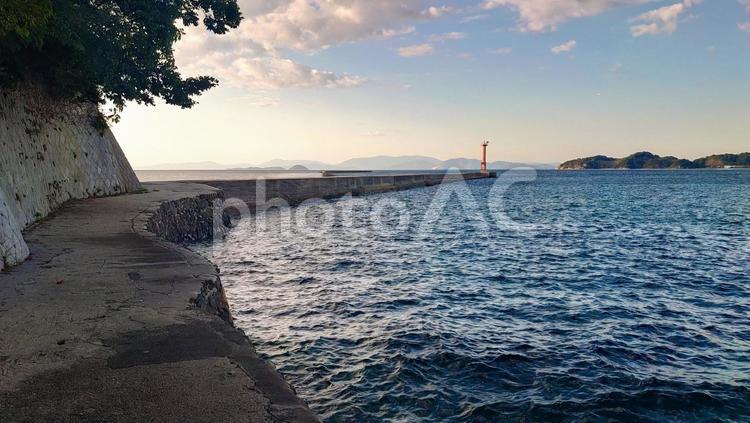 防波堤の先の赤灯台 灯台,赤灯台,防波堤の写真素材