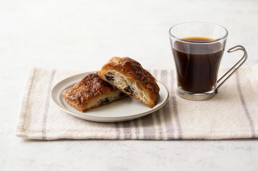パンオショコラ+コーヒー+マット パンオショコラ+コーヒー+マットの写真