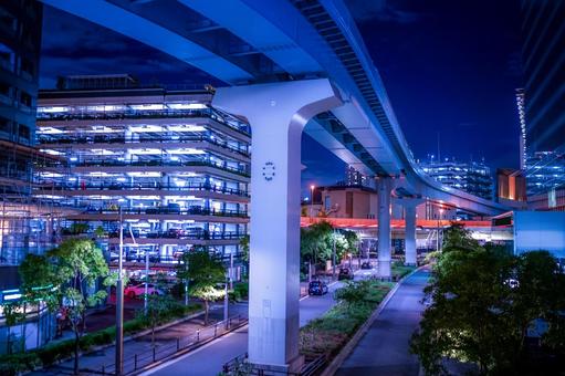 夜の駐車場と高架下 夜の駐車場と高架下 夜景,駐車場,高架の写真素材